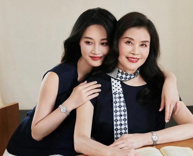 蓝盈莹和妈妈复刻30年前老照片 温情瞬间引爆全网热议