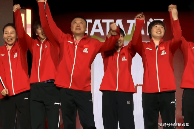 世乒赛颁奖台花絮：人手一个吉祥物，马琳开玩笑逗乐王曼昱 荣耀时刻欢笑与泪