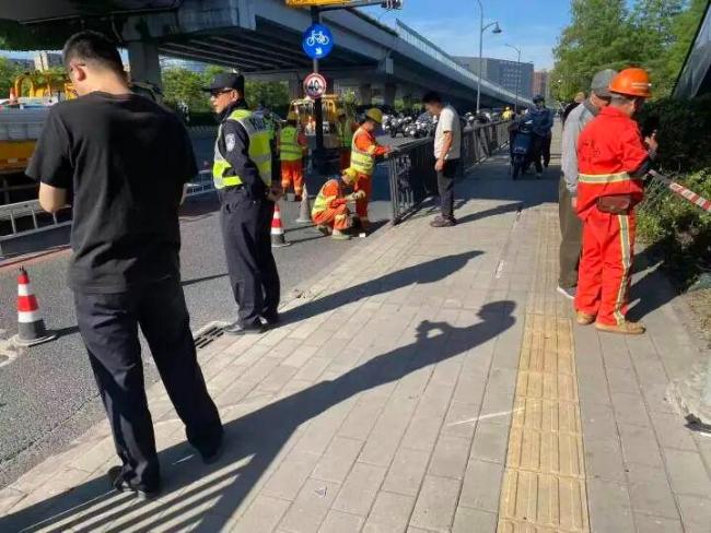 杭州轿车撞上护栏后坠入河中 网约车事故一人受伤