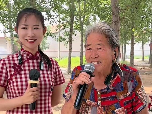 81岁沂蒙“头巾奶奶”王荣均去世 歌声永存沂蒙山