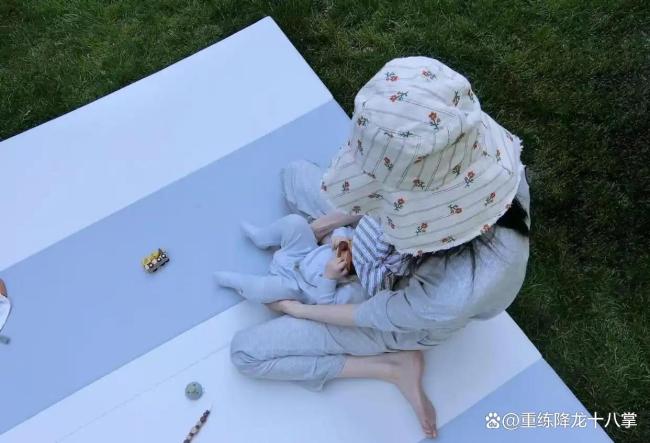 陈伟霆何穗儿子小名 温馨合影庆首个母亲节