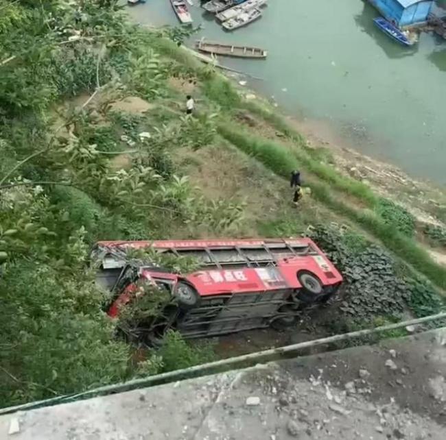 广西梧州一巴士与小车碰擦后坠落桥底