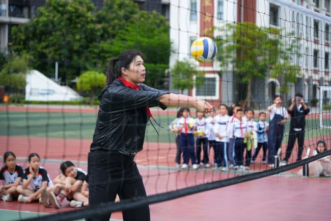 奥运冠军徐云丽走进校园：化身徐指导授课 传递女排精神点亮少年梦想 体育正能量温暖交流