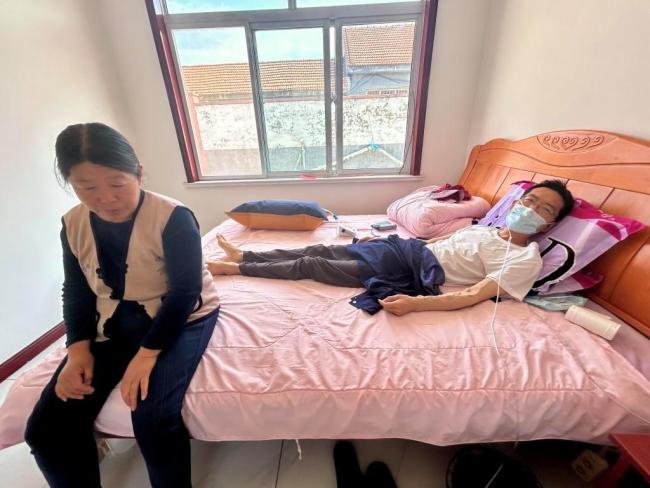 癌症母亲照料尿毒症儿子 相依为命求援手
