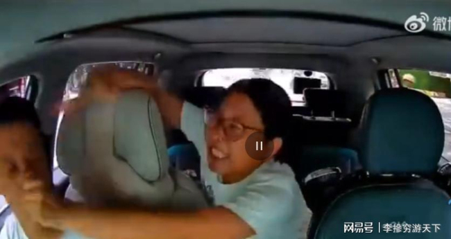 女子街头狂扇网约车司机 冲破激励热议