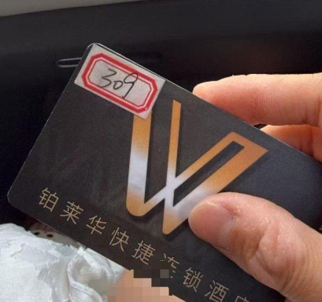 女子住酒店洗浴后遭消杀人员打开房门