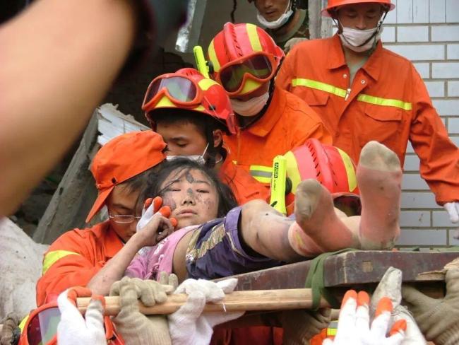汶川地震幸存者重回18年前被埋之地 铭记与向前