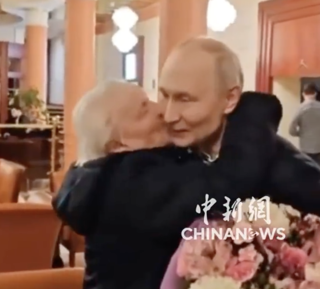 普京亲自驾车接老师 被多次亲吻面颊