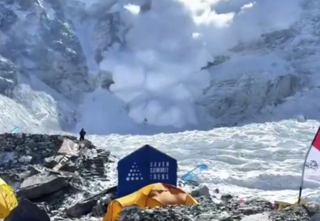 在珠峰大本营上厕所时发生雪崩 亲历者：气浪迎面扑来，急忙躲进厨房