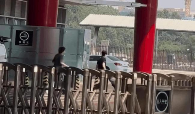 国乒大部队抵达北京首都机场 温馨画面感动全网