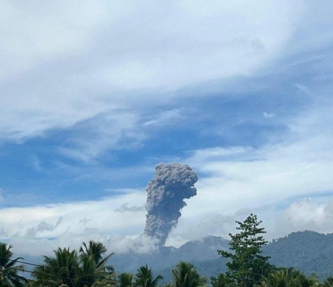 印尼两座火山同时喷发 双火山灰柱冲天