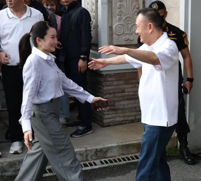 他信假释出狱：与前总理女儿搭车牌“4444”的车离开，“现在什么也记不起来”
