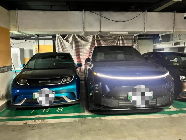 不少車主感嘆:停車位縮水了 車位窄停車難