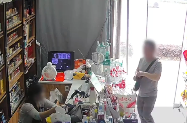男子买烟上演找零骗局被识破 店主机智识破换钞骗局
