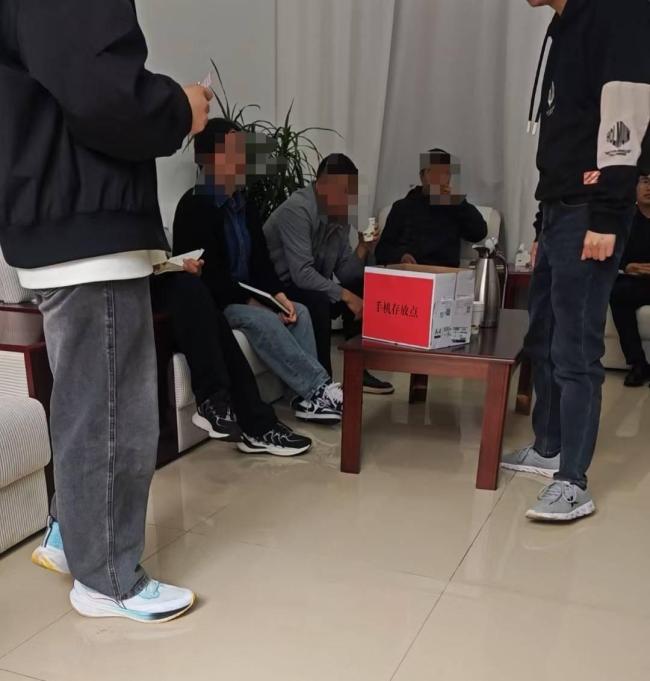 男子为社区修路坠崖身亡