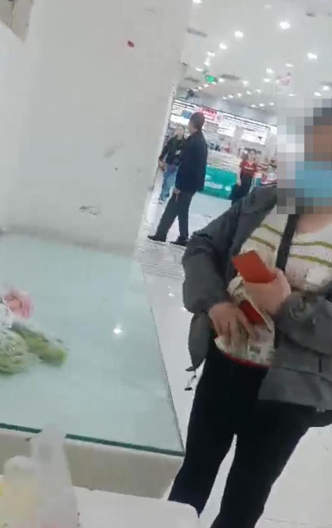 大妈行窃 腰如百宝箱
