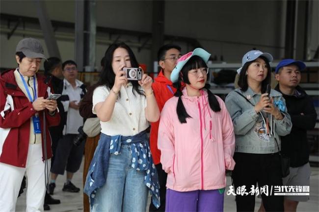 自动驾驶小巴解锁智慧城市生活 移动空间新体验