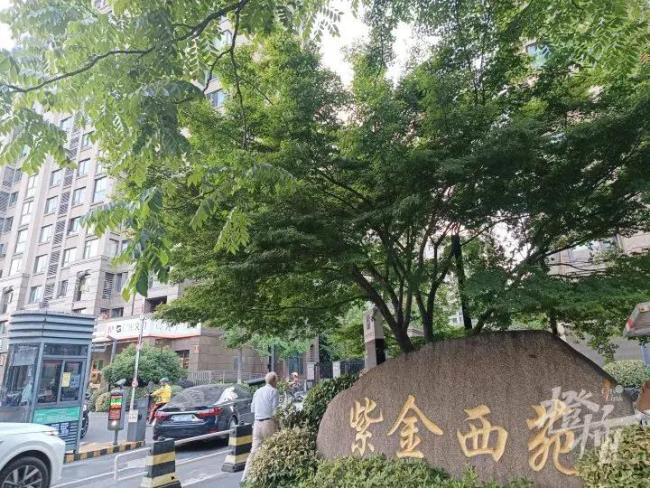 车主怀疑车被宝马碰撞车位装立柱 邻里纠纷升级