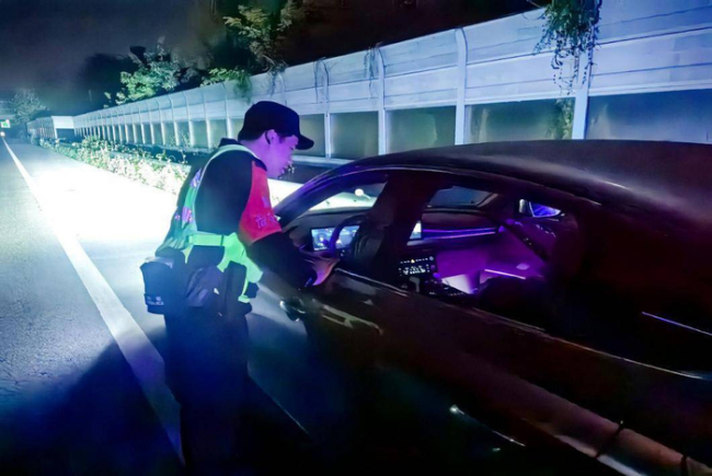 司机高速路上手脚发麻求助交警