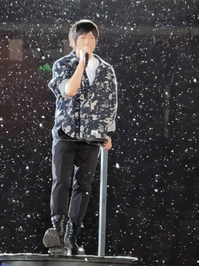 五月天北京演唱会漫天飘絮原因曝光 杨柳飞絮高发期所致