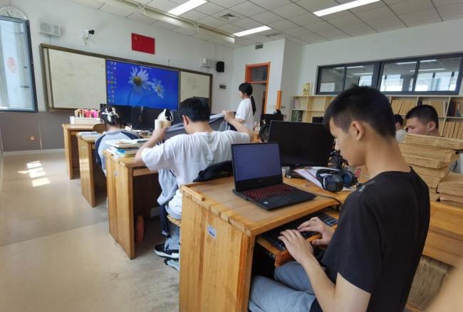 17岁全盲少年自学编程写出30万字代码 黑暗中的追光者