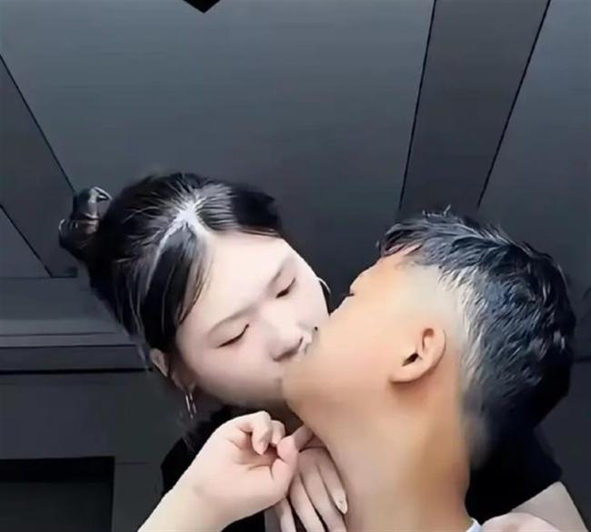 小马云成年后首次直播