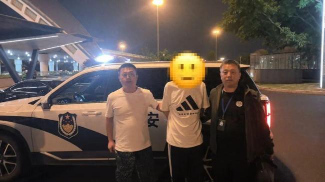 男子偷亲戚金饰逃到边境被抓