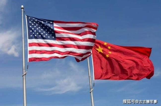 特朗普下车瞬间一只喜鹊飞了过来 吉祥寓意引关注