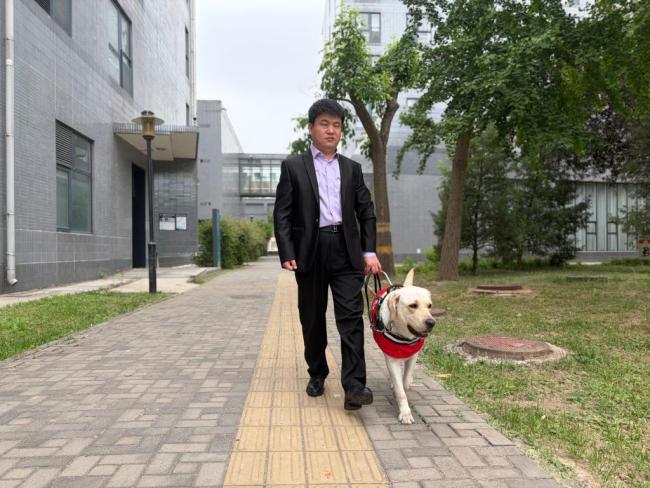 国新办发布厅首次迎来导盲犬 视障者出行无障碍迈出新步伐