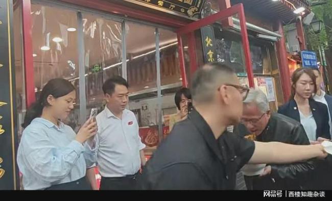 黄仁勋站店门口端着碗吃炸酱面 热爱生活的皮衣大佬