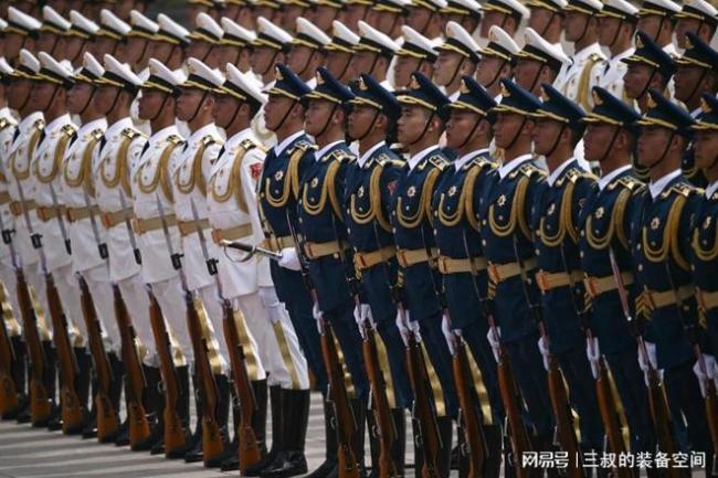 外媒镜头下中国军人气场拉满 震撼海外舆论
