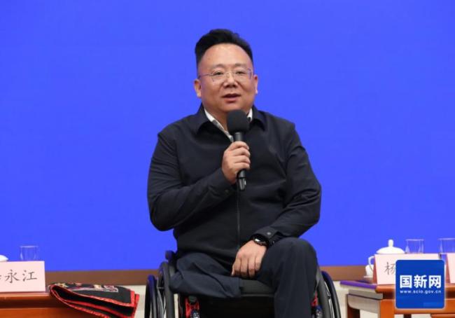 导盲犬首次亮相国新办发布厅 助力无障碍交流