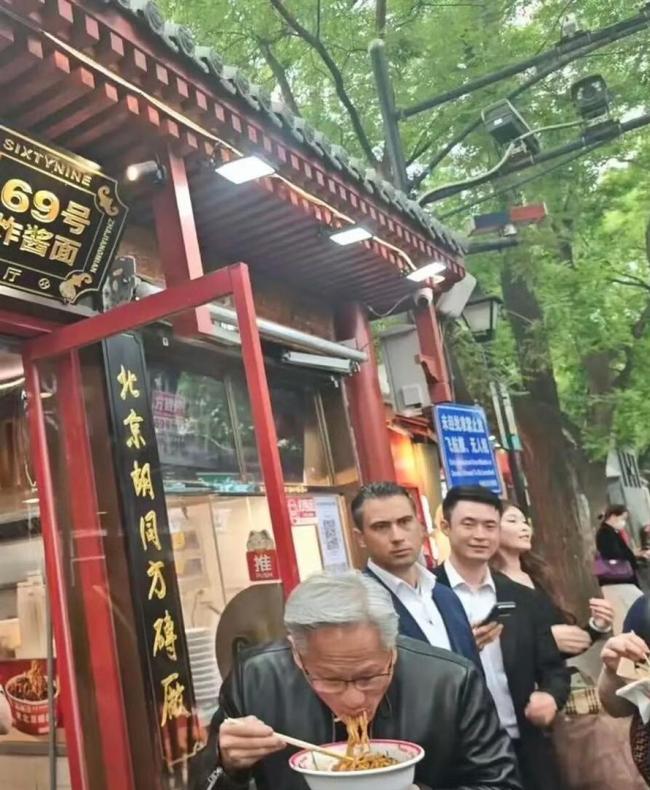 黄仁勋指甲 无滤镜下的真实细节