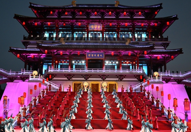 这是2023年5月18日在陕西省西安市大唐芙蓉园拍摄的中国—中亚峰会接待典礼。