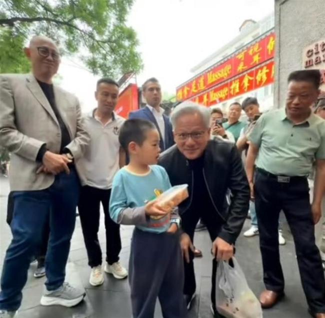 黄仁勋指甲 无滤镜下的真实细节