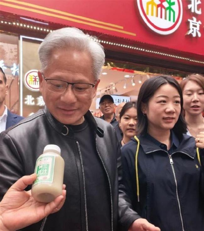 黄仁勋指甲 无滤镜下的真实细节