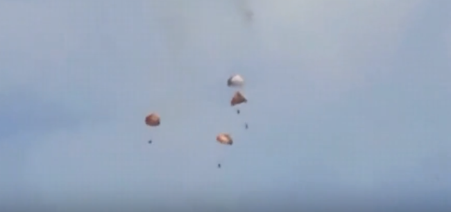 美国两架战机空中相撞坠毁，4名机组成员弹射生还 航展事故引发关注