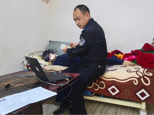 民警上门为卧床17年老人办证