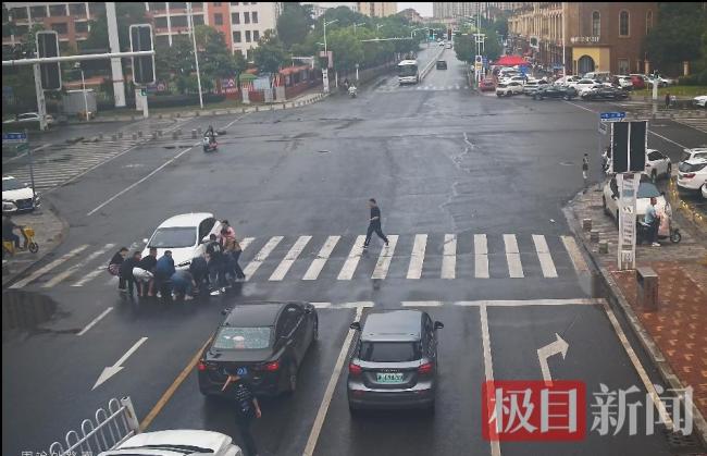 襄阳街头上演“抬车救人”生死时速 40秒托举生命