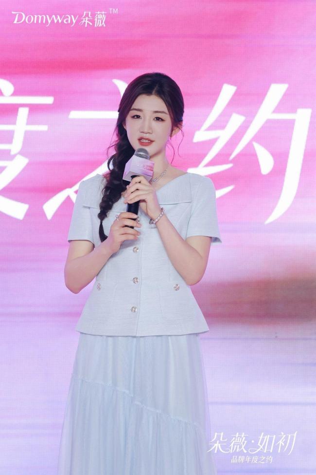 陈梦代言黄子韬创立的卫生巾品牌 透明工厂见证品质承诺