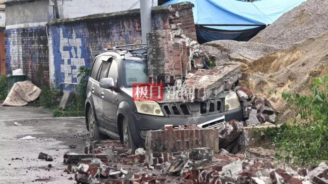 柳州地震震中有三层民居门户悬空 房屋受损严重待拆