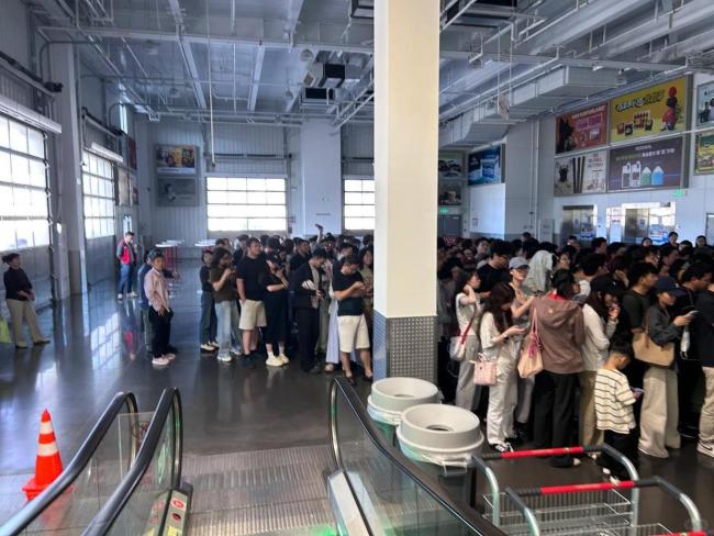 店员回应降价iPhone17被疯抢