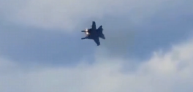 美国两架战机空中相撞坠毁，4名机组成员弹射生还 航展事故引发关注