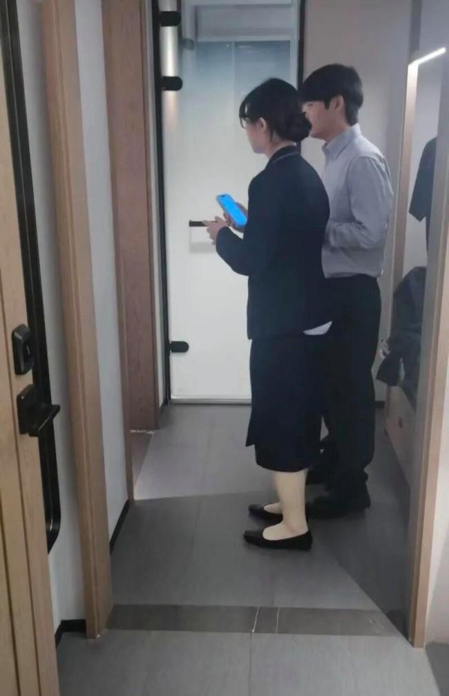 夫妻回酒店遇陌生醉汉躺客房 酒店安保漏洞引发关注