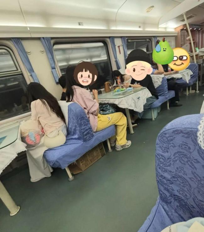 列车餐车坐满人仅一人消费 餐车师傅无奈退款