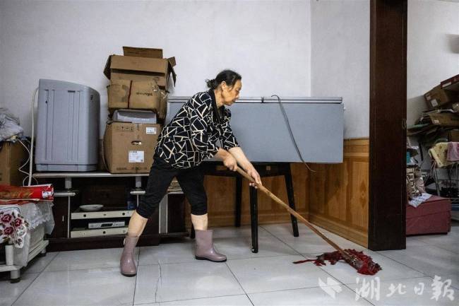 湖北南平镇救援队洪水中抢出生命通道 紧急转移守护平安