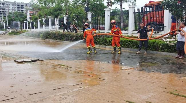 多地防汛救灾现场 全力转移被困群众