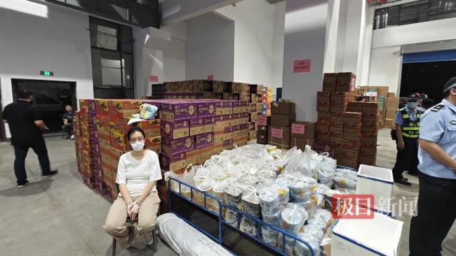 柳州震后新安置点现场备有螺蛳粉 物资充足保障居民生活