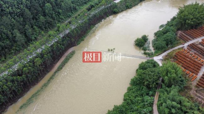 广西车辆坠河5死5失联 强降雨致河水暴涨