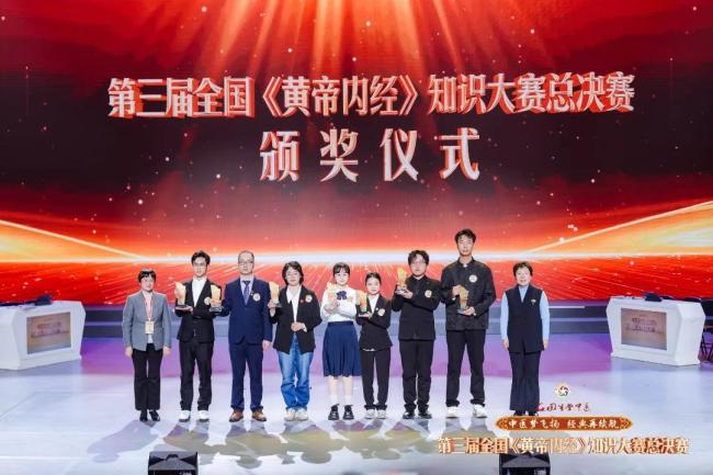 高校学生和《黄帝内经》“较劲” 背诵与实践并重